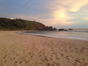 Entire Townhouse.Fresh & Cosy.Stones throw from the beach/town.Perfect getaway!!